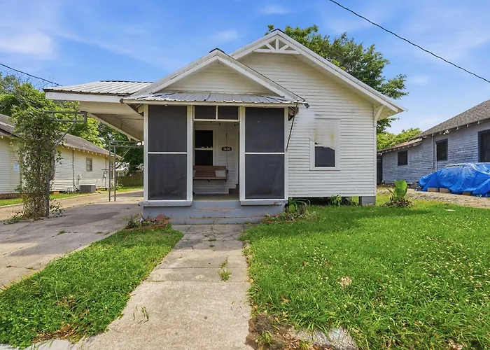 Affordable Private Near Downtown