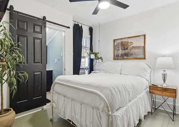 Affordable Private Near Downtown *