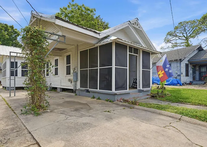 Affordable Private Near Downtown Lafayette